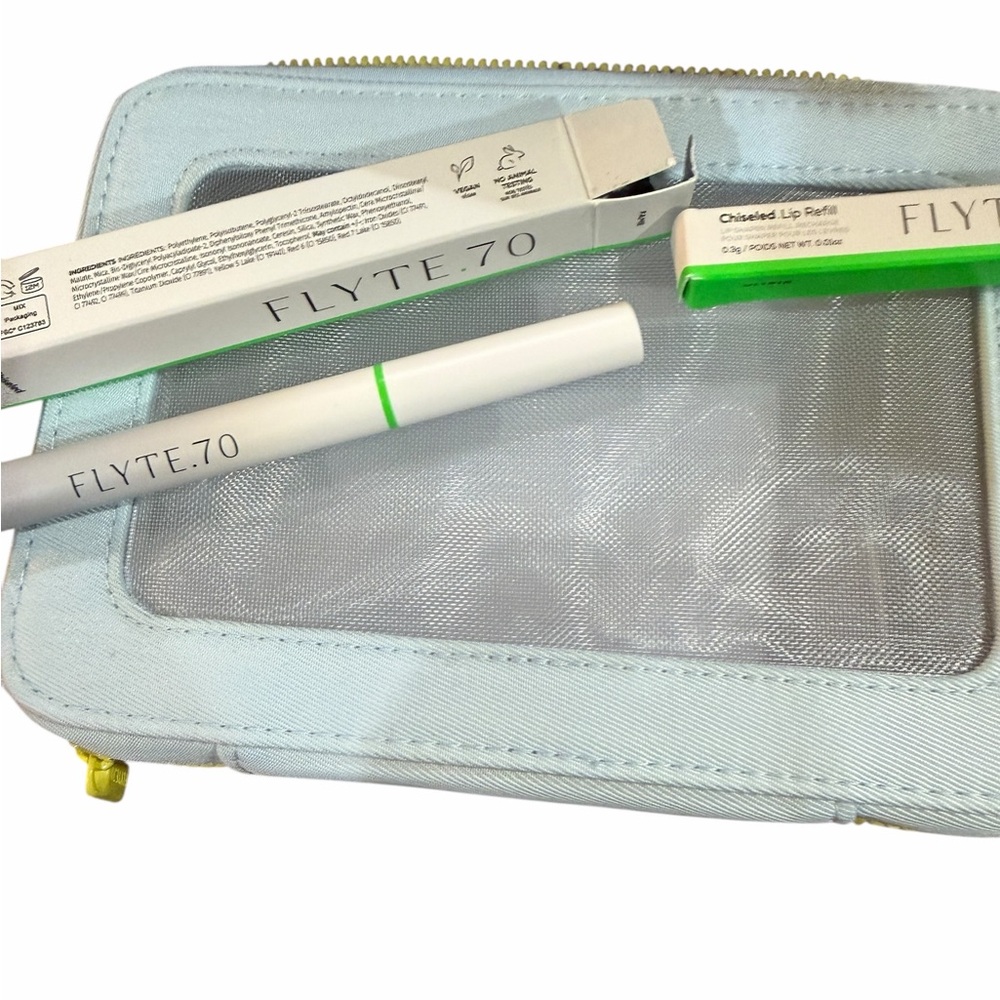 Flyte 70‎ chiseled lip and refill with makeup bag